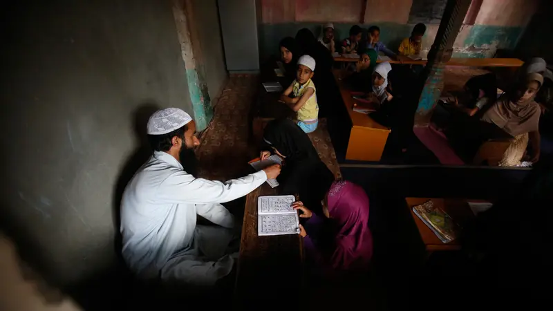 Semangat Anak-Anak Muslim Kashmir Belajar Baca Alquran saat Ramadan