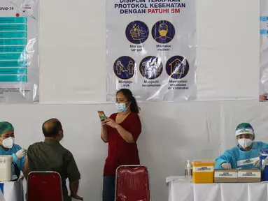 Karyawan swasta di vaksinasi gotong royong di Senayan Park, Jakarta, Rabu (19/5/2021). Kadin telah menghimpun lebih dari 22.000 badan usaha yang mendaftar karyawan atau dengan keluarga karyawa terhitung sejak akhir Januari hingga saat ini. (Liputan6.com/Fery Pradolo)