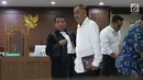 Terdakwa dugaan korupsi e-KTP, Markus Nari (kedua kiri) usai mengikuti sidang di Pengadilan Tipikor, Jakarta, Rabu (4/9/2019). Sidang beragendakan putusan sela tersebut Majelis Hakim menolak eksepsi yang diajukan terdakwa dan memutuskan melanjutkan persidangan. (Liputan6.com/Helmi Fithriansyah)