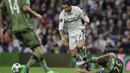 Cristiano Ronaldo berusaha melewati hadangan pemain Legia Warszawa, Jakub Rzezniczak pada laga grup F Liga Champions di Santiago Bernabeu stadium, Madrid, Rabu (19/10/2016) dini hari WIB. (AFP/Javier Sorano)  