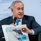 PM Israel Benjamin Netanyahu menunjukkan peta Timur Tengah saat diskusi panel di Konferensi Keamanan Munich (18/2). Netanyahu menyatakan Israel bisa bertindak langsung melawan Iran. (AFP/ MSC Munich Security Conference / Lennart Preiss)