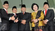 Ketua KPK terpilih Agus Rahardjo (tengah), Wakil Ketua Laode Muhammad (kiri), Alexander Marwata (kedua kiri), Basaria Panjaitan (kedua kanan) dan Saut Situmorang sebelum pelantikan, di Gedung KPK, Jakarta, Senin (21/12) (Liputan6.com/Helmi Afandi)