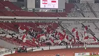 Suporter Timnas Indonesia U-22 yang berada di tribune utara SUGBK, La Grande Indonesia, masih semangat bernyanyi saat mendukung Tim Garuda Muda menghadapi Lebanon dalam laga uji coba di Stadion Utama Gelora Bung Karno (SUGBK) Senayan, Jakarta, Minggu (16/4/2023) malam WIB.(Bola.com/Muhammad Adi Yaksa)