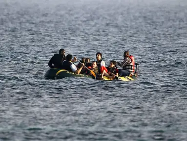 Sejumlah imigran dan pengungsi dari Suriah dan Afrika berada di sampan kecil usai melintasi Laut Aegea perbatasan Turki dan Yunani, (8/8/2015). PBB dan UNHCR memperkirakan bahwa Yunani telah menerima lebih dari 107.000 pengungsi. (REUTERS/Yannis Behrakis)