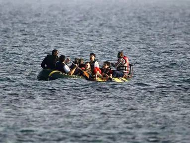 Sejumlah imigran dan pengungsi dari Suriah dan Afrika berada di sampan kecil usai melintasi Laut Aegea perbatasan Turki dan Yunani, (8/8/2015). PBB dan UNHCR memperkirakan bahwa Yunani telah menerima lebih dari 107.000 pengungsi. (REUTERS/Yannis Behrakis)
