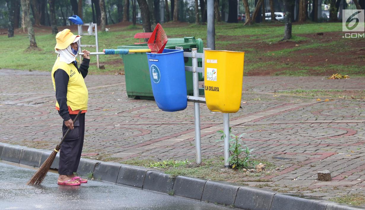 Petugas membersihkan sampah di kawasan Monas, Jakarta, Senin (3/11). Kesigapan petugas kebersihan pasca reuni 212 membuat kawasan tersebut kembali bersih meskipun sehari sebelumnya dipenuhi ratusan ribu orang. (Liputan6.com/Immanuel Antonius)