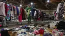 Otoritas setempat mengatakan, jumlah rumah serta bangunan yang hancur mencapai lebih dari 10.000 unit. (VALERIE MACON/AFP)