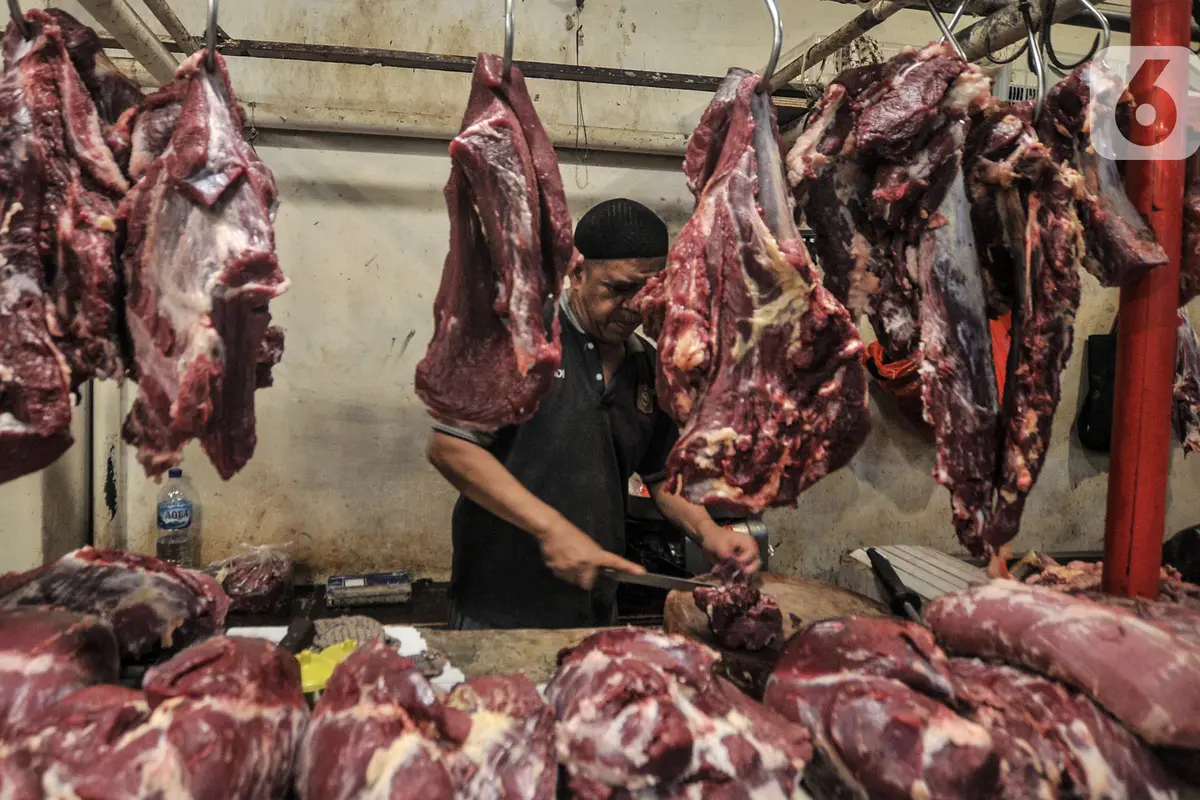 FOTO: Penjualan Daging Sapi di Pasar Senen Merosot Akibat Virus PMK