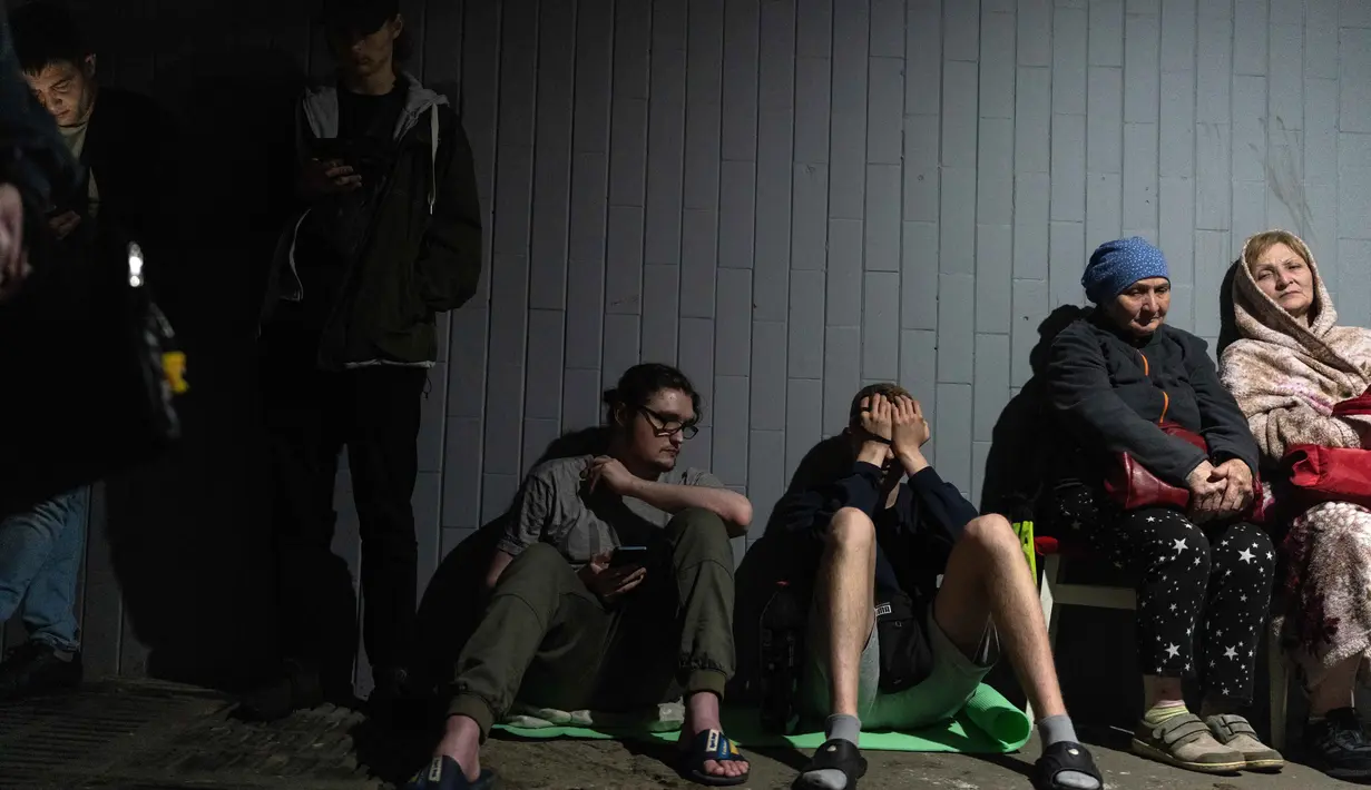 Warga berkumpul di luar gedung apartemen yang rusak akibat serangan rudal Rusia di Kyiv, Ukraina, Senin 15 Juni 2026, di tengah invasi Rusia. (OLEKSII FILIPPOV/AFP)