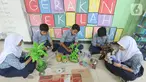 Murid-murid kelas VIII membuat kerajinan tangan dari limbah plastik dan kardus di SMP Negeri 20 Kota Tangerang Selatan, Kamis (10/10/2019). Kegiatan mata pelajaran dalam program Gerakan Sekolah Menyenangkan tersebut sudah berjalan selama 6 bulan. (merdeka.com/Arie Basuki)