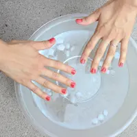 Ilustrasi mengeringkan kuteks. (via: betweenspaces)