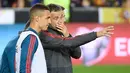 Pelatih Spanyol, Luis Enrique (kanan) berbincang dengan penyerang Rodrigo Moreno selama sesi latihan di stadion Mestalla di Valencia (22/3). Spanyol akan bertanding melawan Norwegia pada grup F kualifikasi Euro 2020. (AFP Photo/Jose Jordan)