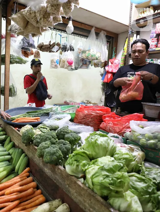 Menurut Pudji Ismartini, tiga komponen menunjukkan tren penurunan sejak Maret 2023. Tiga komponen tersebut di antaranya, komponen inti, komponen harga diatur pemerintah, dan komponen harga bergejolak. (Liputan6.com/Angga Yuniar)