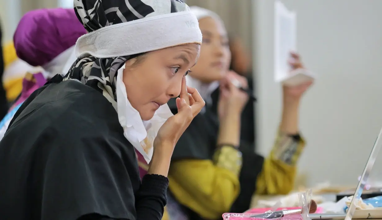 20 Kontestan Puteri Muslimah Indonesia 2017 terlihat antusias saat mengikuti pelatihan yang telah disiapkan oleh pihak panitia. Para finalis antusias mendapat pengarahan dari instruktur perwakilan Wardah Cosmetik. (Adrian Putra/Bintang.com)