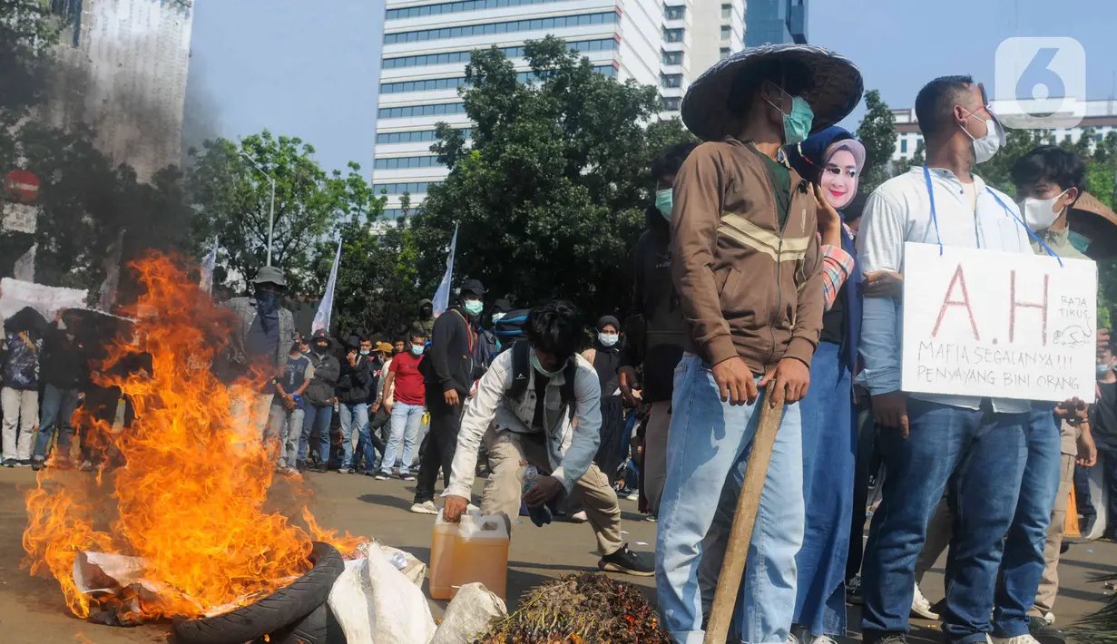 Sejumlah massa yang tergabung dalam Barisan Masyarakat Anti Korupsi, Kolusi dan Nepotisme (BASMI KKN) melakukan aksi teatrikal di kawasan Patung Kuda, Jakarta, Jumat (27/5/2022). Mereka juga menuntut pemerintah untuk menyelesaikan kasus pemberian fasilitas ekspor Crude Palm Oil (CPO). (Liputan6.com/Herman Zakharia)