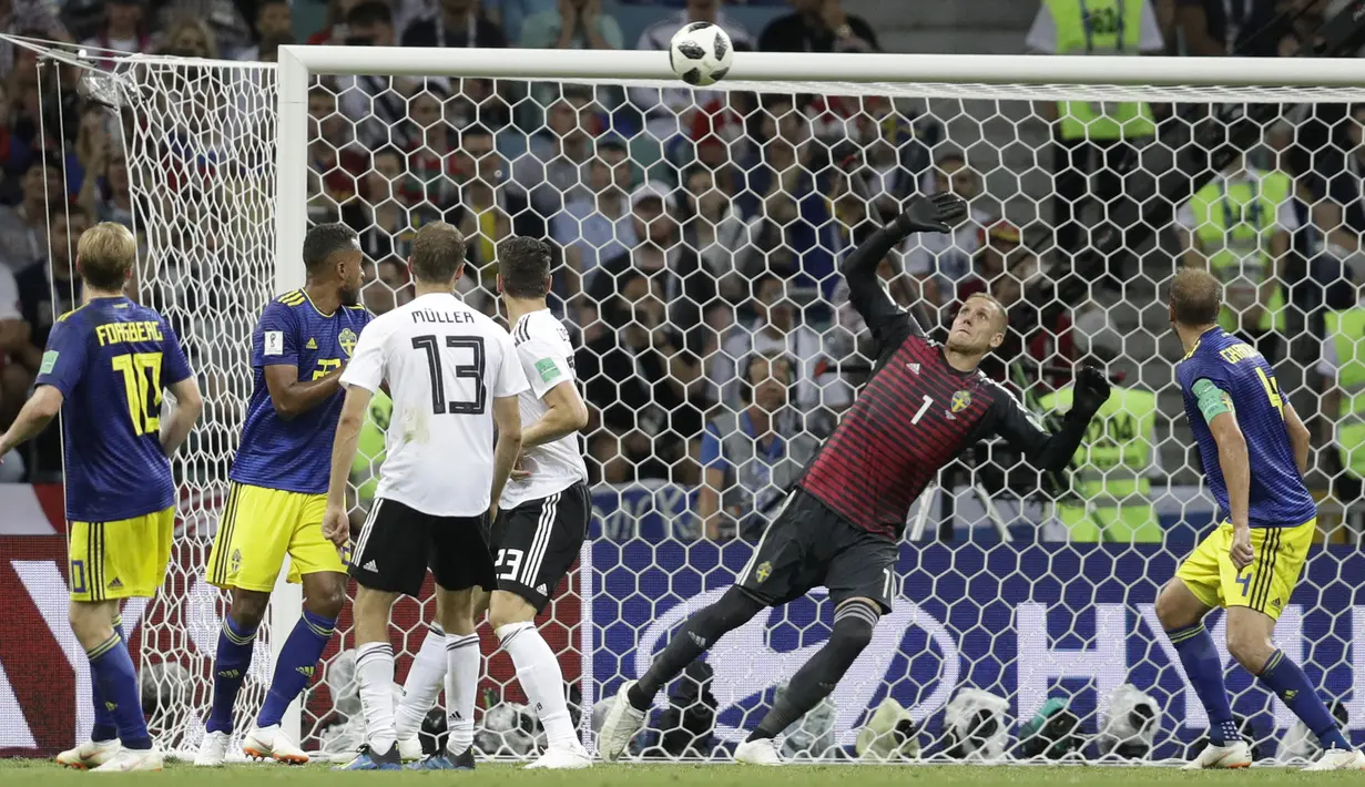 Kiper Swedia, Robin Olsen, gagal mengamankan tendangan gelandang Jerman, Toni Kroos, pada laga grup F Piala Dunia di Stadion Fisht, Sochi, Sabtu (23/6/2018). Gol injury time dirinya beri kemenangan untuk Jerman. (AP/Michael Probst)