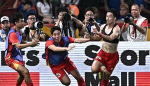Selebrasi emosional pemain Phạm Minh Phuc usai mencetak gol kemenangan Timnas Vietnam U-22 atas Timnas Thailand U-22 dalam laga final SEA Games 2025 di Stadion Rajamangala, Bangkok, Kamis (18/12/2025). (AFP/Lillian Suwanrumpha)
