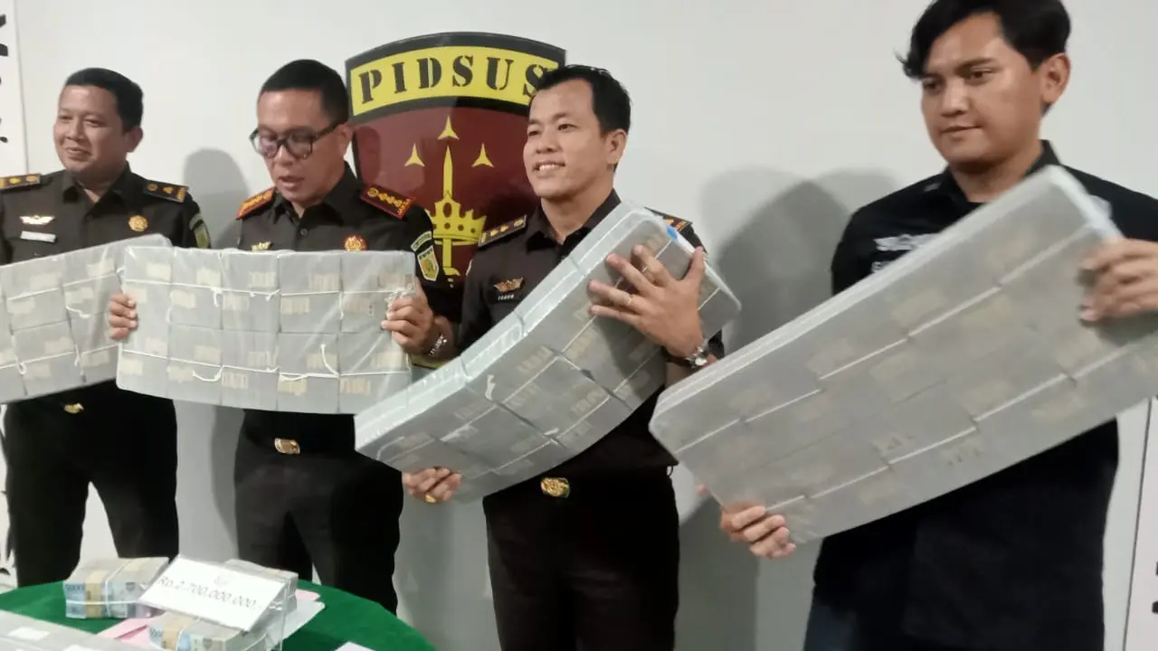 Kejari Batam memperlihatkan uang pengganti dalam dugaan korupsi penggelapan PNBP di Pelabuhan Batam. (Foto: Liputan6.com/Ajang Nurdin)