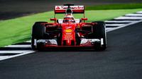 Pebalap Ferrari, Kimi Raikkonen, menjadi yang tercepat pada tes tengah musim kedua F1 di Sirkuit Silverstone, Inggris, Rabu (13/7/2016). (Bola.com/Twitter/ScuderiaFerrari)