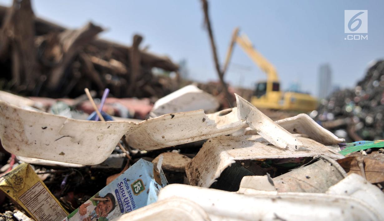 Tumpukkan sampah yang muncul di permukaan Kanal Banjir Barat, Jakarta, Selasa (16/7/2019). Kemarau sejak dua bulan terakhir ini menyebabkan sampah-sampah yang mengendap di dasar sungai muncul ke permukaan sehingga menimbulkan bau tak sedap. (merdeka.com/Iqbal S Nugroho)