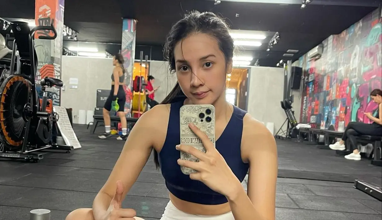 Usaha keras Anya Geraldine untuk mendapatkan tubuh ideal memang terbayar tuntas. Pemilik nama asli Nur Amalina Hayati, ini terlihat begitu menikmati momen ia usai berolahraga gym. Raut wajah bahagia Anya terlihat saat mirror selfie usai berolahraga. (Liputan6.com/IG/@anyageraldine)