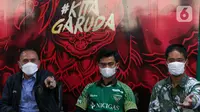 Ketua Umum PSSI Mochamad Iriawan bersama pesepakbola Pratama Arhan (tengah) saat konferensi pers jelang keberangkatan menuju Jepang di kantor PSSI, Jakarta, Jumat (4/3/2022). Pratama Arhan resmi bergabung ke klub bola Jepang, Tokyo Verdy (Liputan6.com/Herman Zakharia)