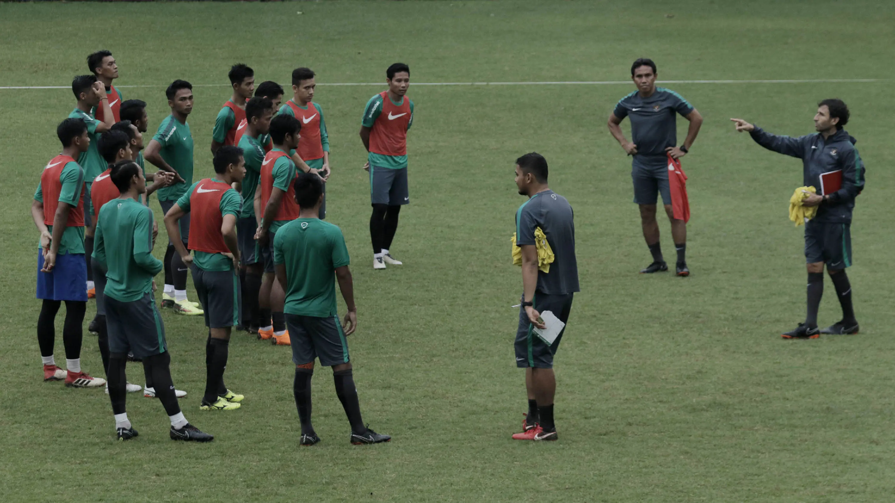 Pelatih Timnas Indonesia U-23, Luis Milla, memberikan arahan kepada anak asuhnya saat latihan di Lapangan ABC Senayan, Jakarta, Rabu (25/4/2018). Latihan tersebut dalam rangka persiapan Anniversary Cup 2018. (Bola.com/M Iqbal Ichsan)