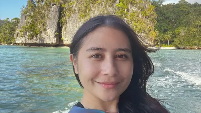 Potret Prilly Latuconsina santai di pantai credit: (https://www.instagram.com/prillylatuconsina96/)