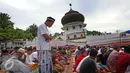 Suasana jelang Salat Jumat warga Pidie di halaman Masjid Jami Quba, Aceh, Jumat (9/12). Gempa berkekuatan 6,5 SR telah merobohkan ratusan bangunan termasuk Masjid Jami Quba. (Liputan6.com/Angga Yuniar)