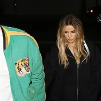 Khloe Kardashian sudah melahirkan anak perempuan. Namun ada duka di tengah kebahagiaan KoKo. (Evening Standard)