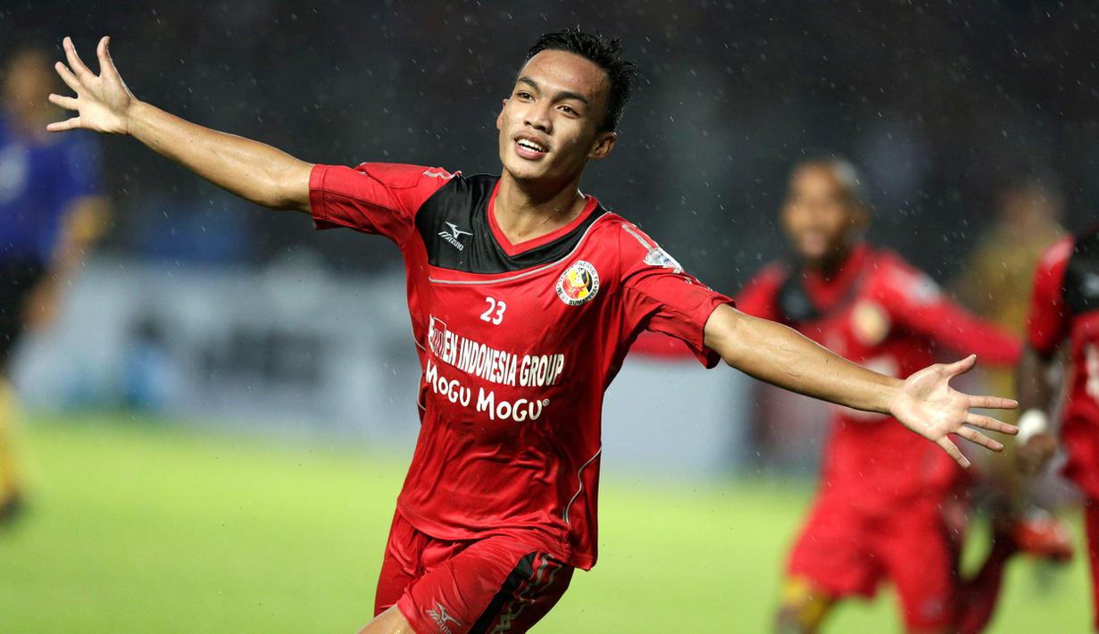 Pemain Semen Padang, Adi Nugroho, merayakan gol yang dicetaknya ke gawang Mitra Kukar dalam final Piala Jenderal Sudirman di Stadion Utama Gelora Bung Karno, Jakarta, Minggu (24/1/2016). (Bola.com/Vitalis Yogi Trisna)