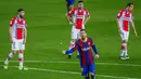 Striker Barcelona, Lionel Messi, melakukan selebrasi usai mencetak gol ke gawang Alaves pada laga Liga Spanyol di Stadion Camp Nou, Sabtu (14/2/2021). Barcelona menang dengan skor 5-1. (AP Photo/Joan Monfort)
