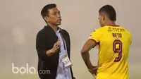 Pelatih Sriwijaya FC, Widodo C Putro memberikan semangat kepada Alberto Goncalves usai kalah dari Arema FC pada babak delapan besar Piala Presiden 2017 di Stadion Manahan, Solo. Jumat (26/2/2017). (Bola.com/Nicklas Hanoatubun)
