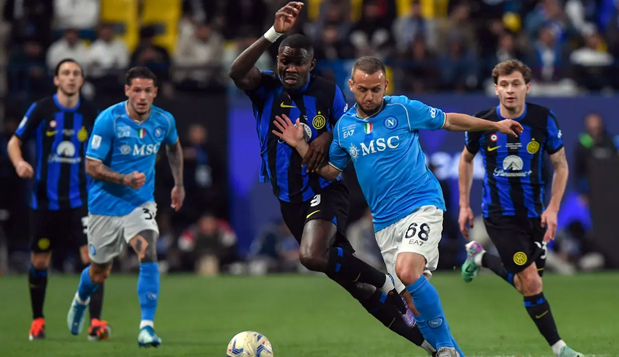 Lautaro Martinez tampil sebagai pahlawan timnya saat Inter Milan berhasil menjuarai Piala Super Italia 2023/2024 usai menaklukkan 10 pemain Napoli. (AP Photo)