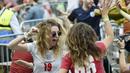 Dua suporter Timnas Inggris meluapkan kebahagiaan usai Timnas Inggris mengalahkan Jerman. Di perempat final nanti Inggris akan berhadapan dengan Ukraina. (John Sibley/Pool via AP)