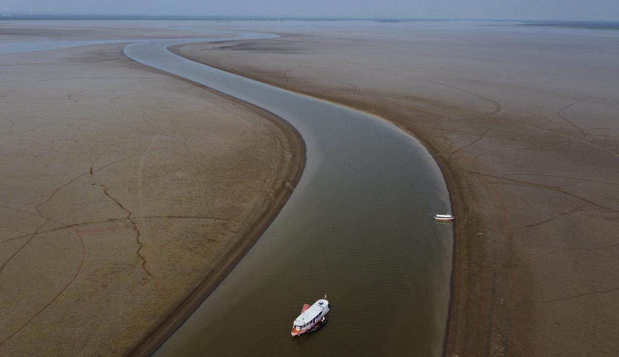 Situasi ini membuat warga setempat kesulitan mendapatkan bahan pokok seperti makanan dan air. (AP Photo/Edmar Barros)