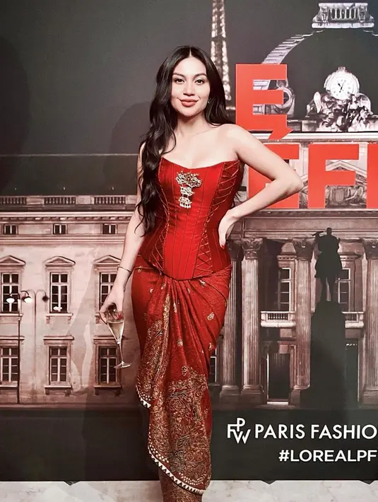 <p>Ariel Tatum pakai batik di after party Le Defile Loreal Paris (foto: instagram arieltatum)</p>