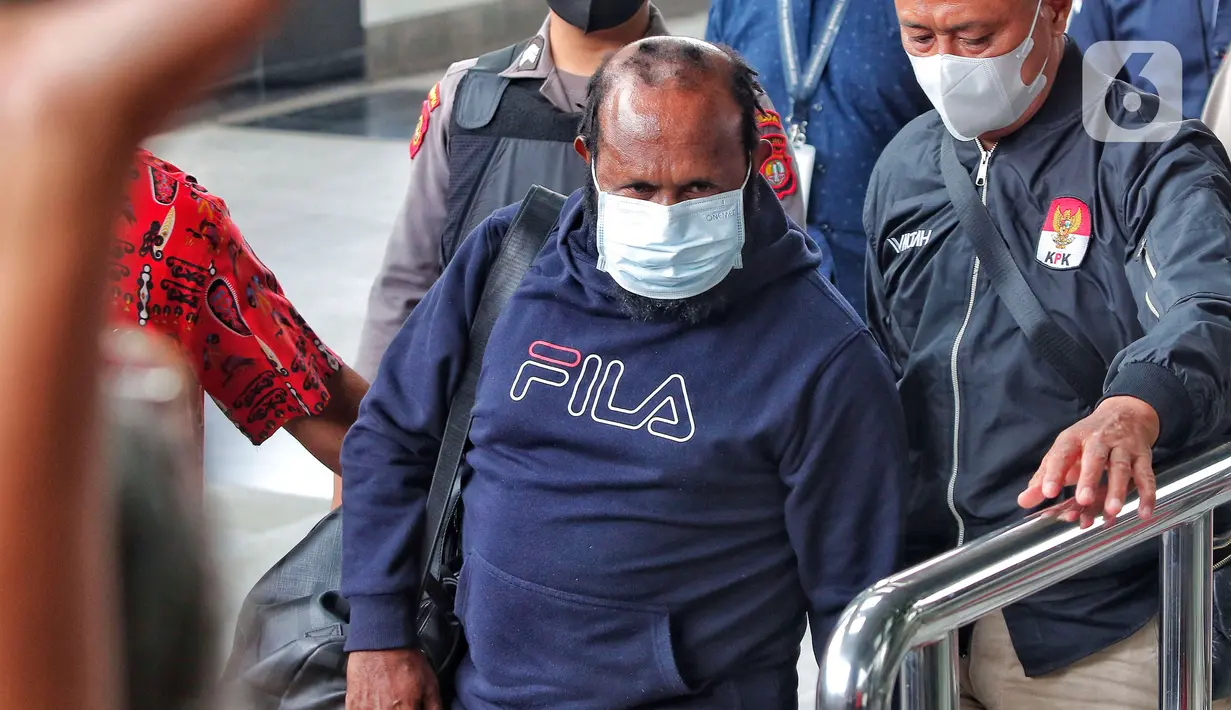 Tersangka kasus dugaan suap Bupati Mamberamo Tengah nonaktif, Ricky Ham Pagawak (RHP), tiba untuk menjalani pemeriksaan di gedung Merah Putih KPK, Jakarta, Senin (20/2/2023). Dalam pengusutan kasus TPPU ini tim penyidik sudah menyita beberapa aset milik Ricky Ham Pagawak yang diduga berasal dari tindak pidana korupsi namun disamarkan. 
(Liputan6.com/Angga Yuniar)