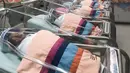 Bayi yang baru lahir mengenakan pelindung wajah mungil di Rumah Sakit Paolo Samutprakarn, Provinsi Samutprakarn, Thailand, Jumat (3/4/2020). Langkah ini dilakukan untuk mencegah penularan virus corona COVID-19 pada bayi-bayi yang baru lahir. (Paolo Hospital Samutprakarn via AP)