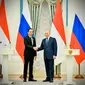 Presiden Joko Widodo (kiri) berjabat tangan dengan Presiden Rusia Vladimir Putin (kanan) usai menyampaikan pernyataan bersama di Istana Kremlin, Moskow, Rusia, Kamis (30/6/2022). Pertemuan ini merupakan bagian dari safari diplomasi Jokowi untuk mendesak perdamaian antara Rusia dan Ukraina yang masih terus berperang. (FOTO: Biro Pers Sekretariat Presiden)