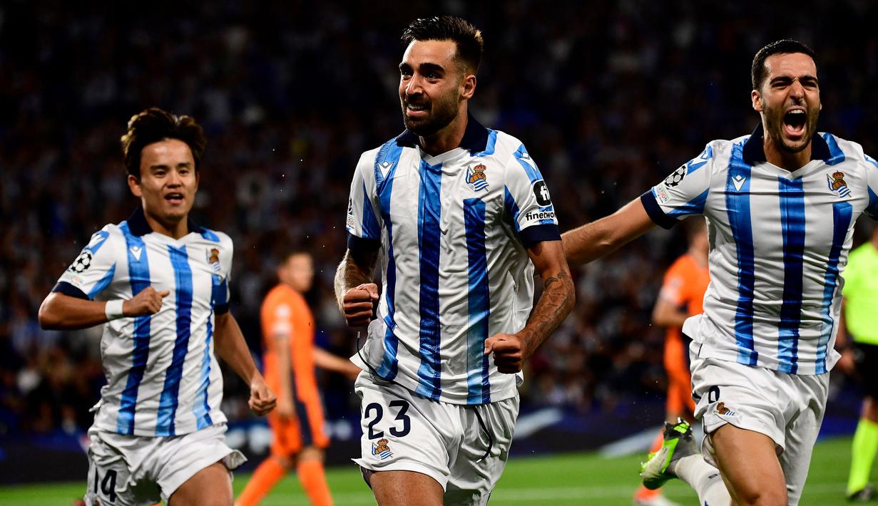 Brais Mendez (tengah) mencetak satu gol dalam laga debutnya di Liga Champions 2023/2024 bersama Real Sociedad. Gol tersebut hanya membawa Real Sociedad bermain imbang 1-1 dengan Inter Milan dalam laga matchday pertama Grup D (20/9/2023). (AFP/Ander Gillenea)