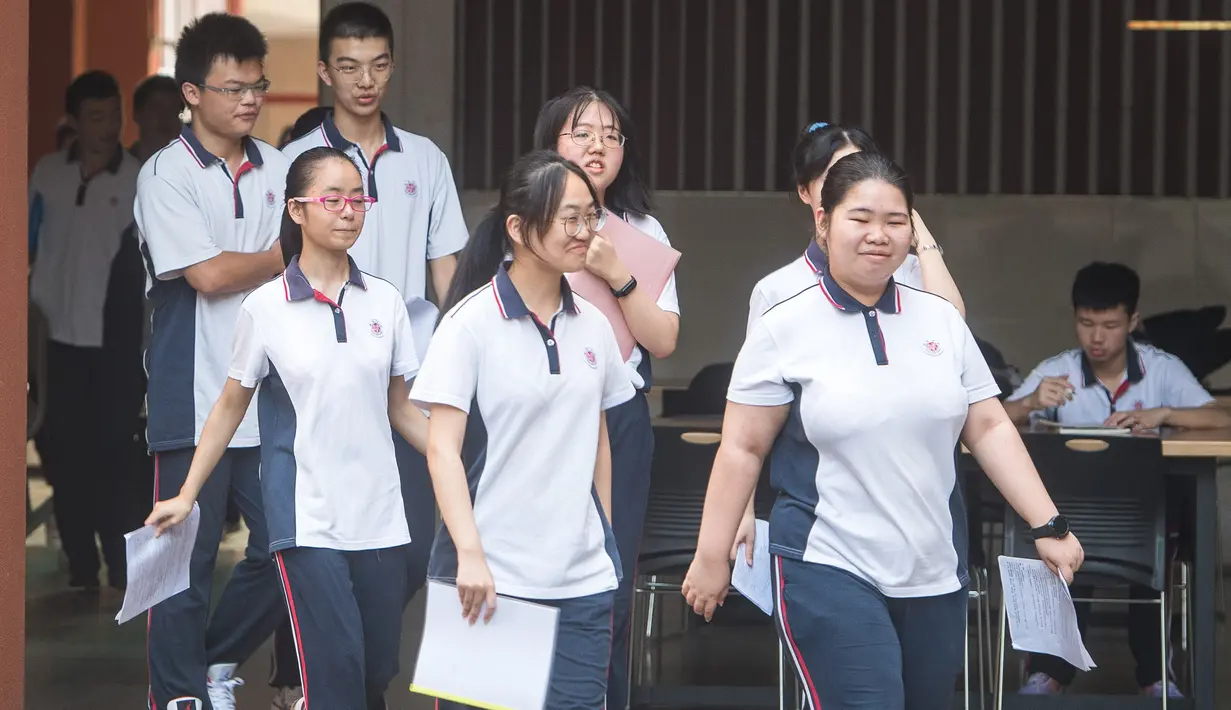 Para siswa memasuki gedung SMA Wuhan di Wuhan, ibu kota Provinsi Hubei, China, 1 September 2020. Total 2.842 taman kanak-kanak, sekolah dasar dan sekolah menengah di Wuhan, kota besar yang pernah dilanda parah covid-19, telah dibuka kembali untuk menyambut sekitar 1,4 juta siswa. (Xinhua/Xiao Yijiu)