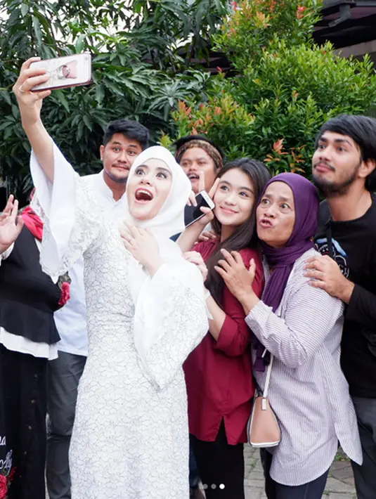 Sebagai suami, Puadin Redi juga selalu mengingatkan istrinya Ryana Dea untuk selalu menjaga kehamilan dan pola makannya. Apalagi kalau melihat usia kandungan yang terbilang masih rawan. (Instagram/ryana_dea)