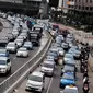 Jalan Sudirman arah Blok M mengalami penyempitan arus lalu lintas, Jakarta, Selasa (17/6/14). (Liputan6.com/Faizal Fanani)