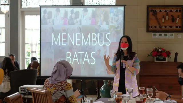 Menembus Batas merupakan sebuah wadah dan platform gerakan sosial yang memperjuangkan hak-hak penyandang disabilitas di Indonesia.