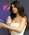 Baru-baru ini kabar hangat datang dari Selena Gomez, bukan karena drama percintaannya dengan Justin Bieber, namun dirinya kepergok mesra dengan Orlando Bloom di sebuah klub malam. (AFP/Bintang.com)