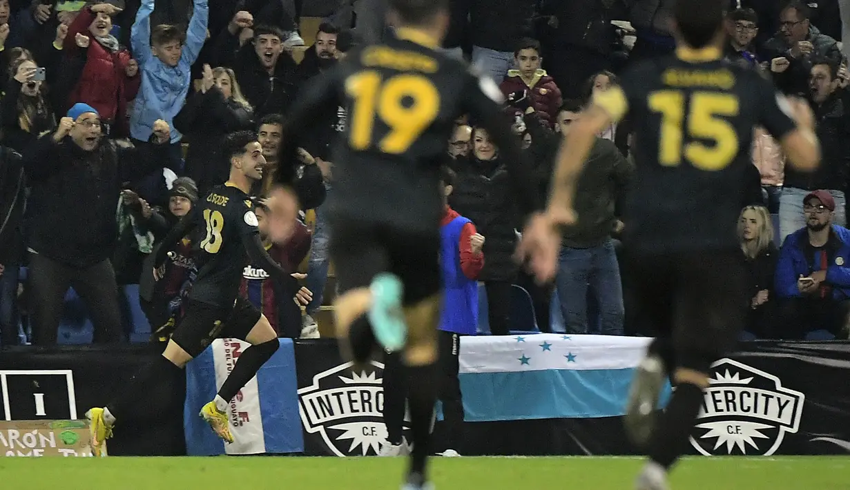 Gelandang Intercity, Oriol Soldevila (kiri) berselebrasi usai mencetak gol ke gawang Barcelona pada babak 32 besar Copa del Rey di stadion Ricardo Perez di Alicante, Spanyol, Kamis (5/1/2023). Di pertandingan ini Oriol Soldevila mencetak tiga gol ke gawang Barcelona. (AFP/Jose Jordan)