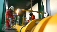 Petugas mengecek instalasi pipa metering regulating station PT Perusahaan Gas Negara (Persero) Tbk di PT Lion Metal Works di Jakarta, (28/10/2015). Sektor Industri kini mulai mengkonversi dari bahan bakar minyak ke gas alam. (Liputan6.com/Angga Yuniar)