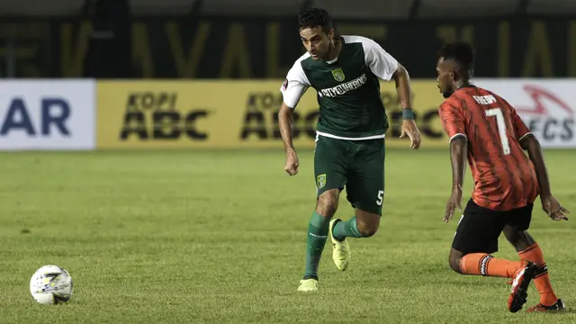 Bek Persebaya Surabaya, Otavio Dutra, mengirim umpan saat melawan Perseru Serui pada laga Piala Presiden 2019. (Bola.com/Yoppy Renato)