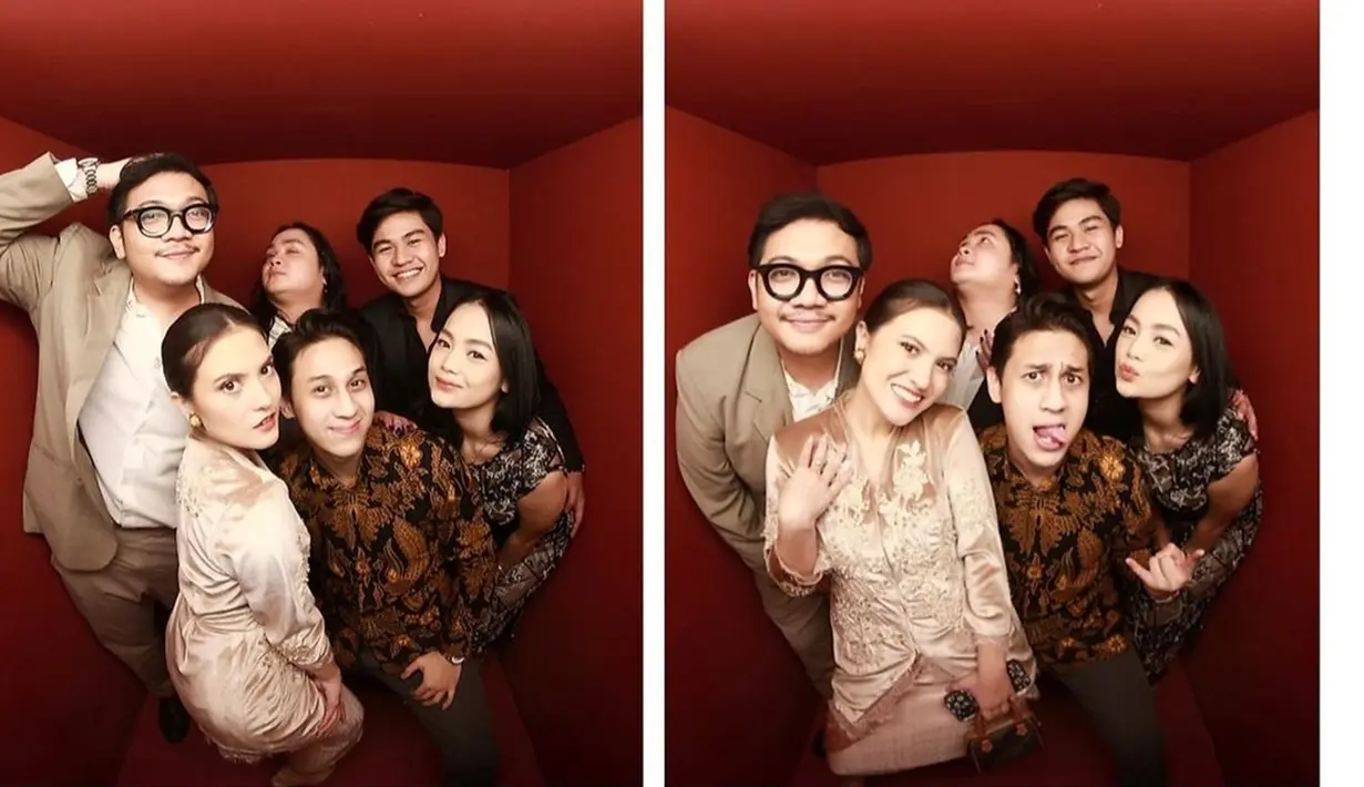 Marsha datang beramai-ramai dengan teman-temannya yang lain. Mereka sempat mengabadikan momen foto bersama di photo booth yang telah disediakan oleh Aaliyah-Thariq di area tempat pernikahan. Dengan makeup natural, wajah Marsha tampil penuh keceriaan saat tersenyum di depan kamera. (Liputan6.com/IG/@aruanmarsha)